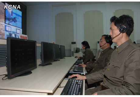 图为朝鲜火箭发射控制室内场景。
