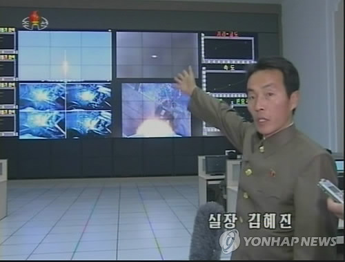 朝鲜中央电视台在当地时间12日晚10时30分许转播了火箭发射控制室内部全景和火箭发射场面。图为一位负责人在介绍发射情况。