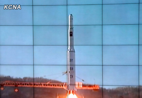 图为朝鲜“银河3”号火箭升空的场景。