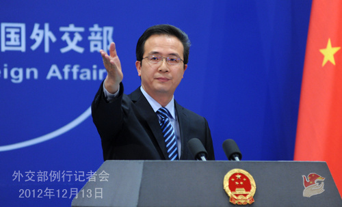 2012年12月13日，外交部发言人洪磊主持例行记者会。