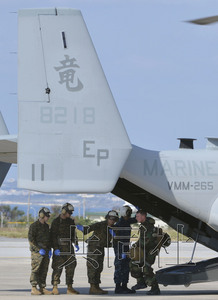 驻日美军新型运输机MV-22“鱼鹰”13日下午在普天间机场参加驻日美国海军陆战队的训练，并首次向日本媒体公开训练过程。（共同社）