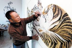 陈新生是一位非常出色的画虎艺术家,他数十年醉心画虎以至于"胸有