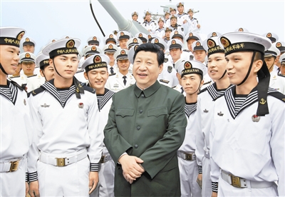 12月8日，中共中央总书记、中共中央军委主席习近平在海军“海口”舰上视察时，与水兵亲切交谈。
