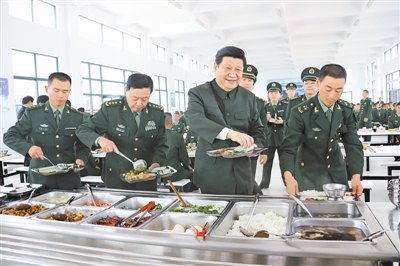 12月10日，中共中央总书记、中共中央军委主席习近平在广州军区某装步营，与官兵共进午餐。