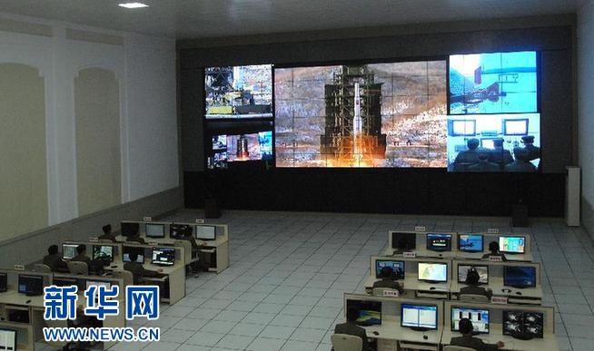 朝鲜成功发射“光明星3号”卫星朝中社12月12日提供的照片显示，朝鲜工作人员在监控卫星发射。新华社