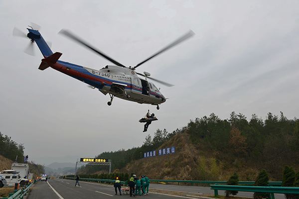 交通运输部救助打捞局派出直升机悬停救助重伤员