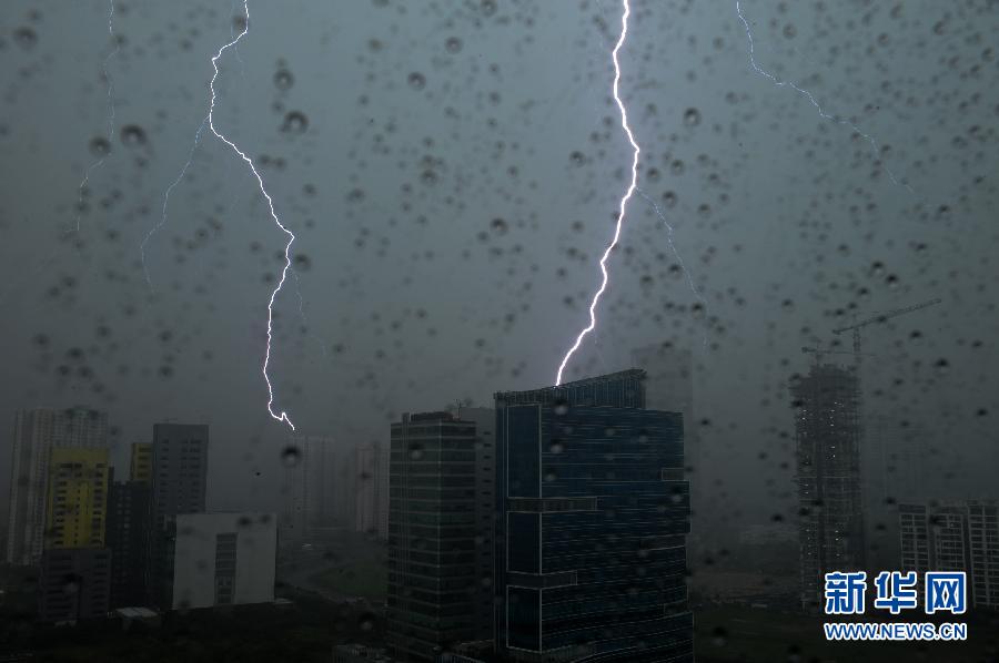 雅加达大雨中的闪电(组图)