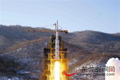 朝中社14日提供的照片显示，朝鲜“银河3号”运载火箭12日点火升空 新华社发