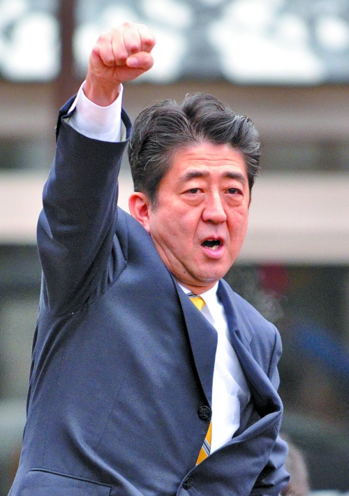 12月4日,日本自民党党首安倍晋三在福岛参加竞选活动. 新华/法新