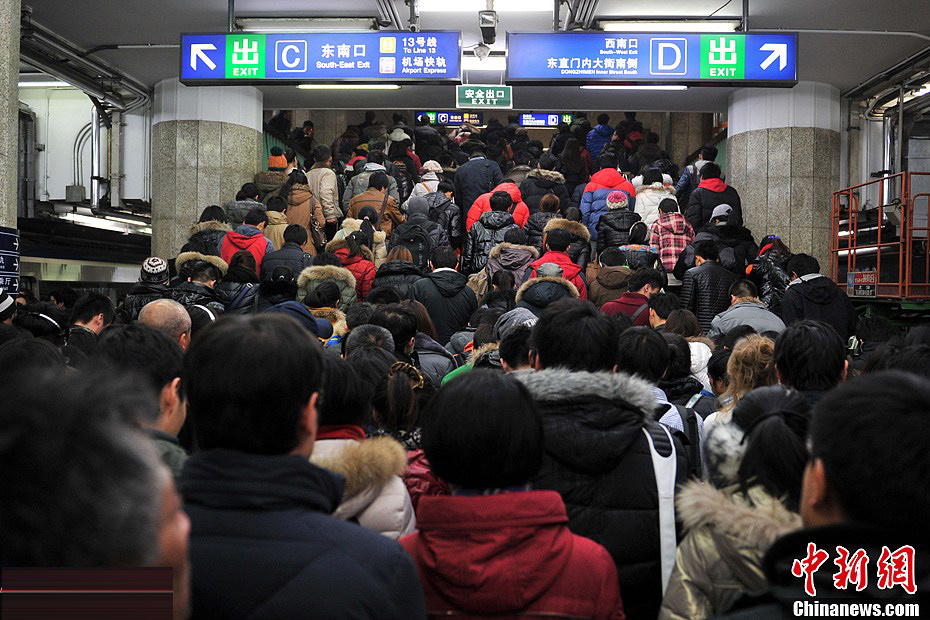 京城连夜降雪 早晚高峰公交地铁"挤爆棚"(组图)