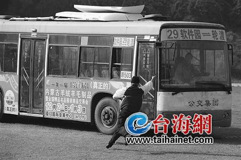 "歹徒"持枪劫持公交车