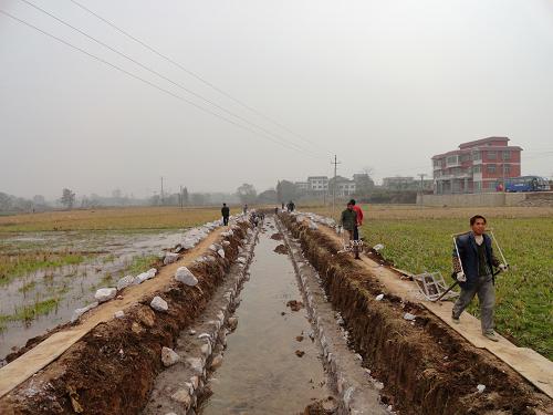 得到黄玉彪捐助的湖南邵东县农民在修建水渠.新华社记者 禹志明 摄