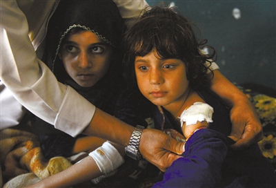 11月3日,一名巴基斯坦女孩在美国无人机袭击中受伤.