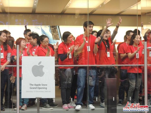 苹果香港铜锣湾店开业 吸引大批顾客光临(组图)