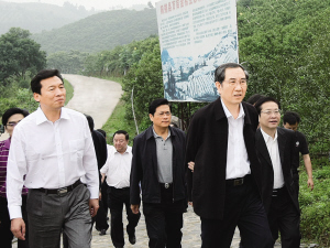 自治区主席马飚(右二)在桂林市委书记刘君(左一),市长李志刚(右三)等