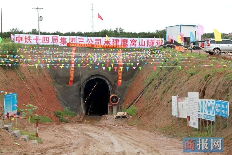由中铁十四局三公司承建的鹰窝山隧道全长5920米; 新建锦赤铁路(赤