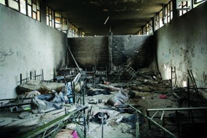 经过数天激战，叙利亚反对派12月16日攻占阿勒颇一所军事学院，图为该学院被毁的宿舍。