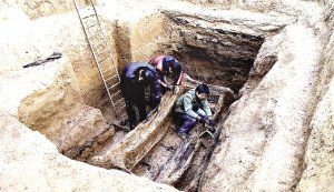 葫芦岛建昌县古墓现完整人骨 棺内藏龙形玉璜(1)_国内