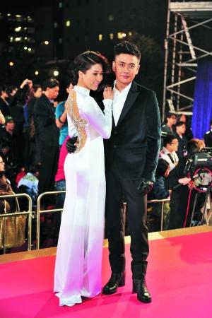胡杏儿穿露肩裙现身 "胸衣离罩"遭批随时会走光(组图)