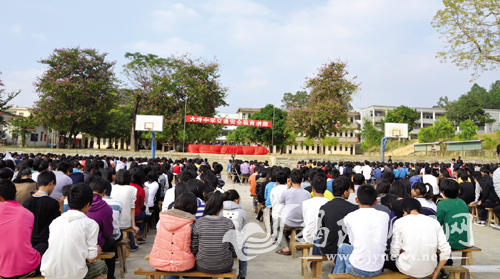 普宁大坪中学举办交通安全知识讲座; 有关负责人,为该校2500多名师生