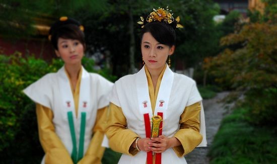《扇娘》开播 吴奇隆姚芊羽携手演绎"扇缘"(组图)