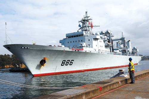 中国海军"千岛湖"号综合补给舰驶进澳大利亚悉尼花园岛海军基地(图)