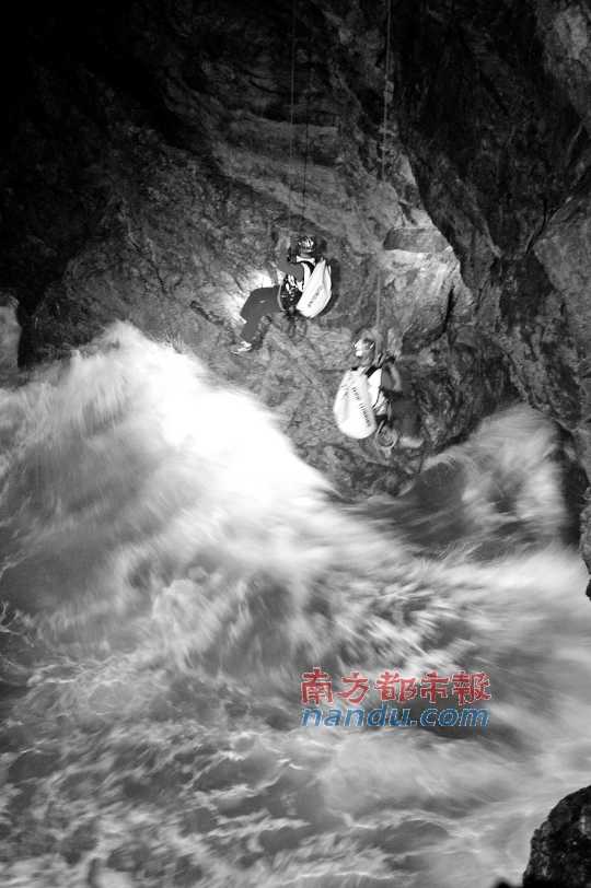 女子跳崖尸体坠石洞 救援队搜两小时不得(图)