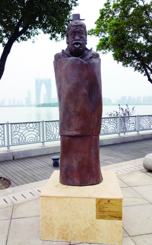 苏州金鸡湖畔这尊雕塑引网友吐槽，据了解，该雕塑名为“刚柔之道―老子像”