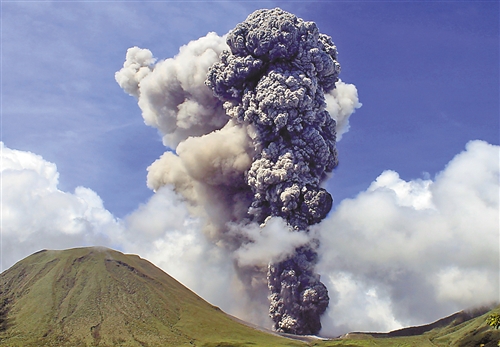 印尼罗肯火山再次喷发(图)