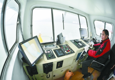 12月18日,一艘船舶的驾驶员在驾驶舱内参考长江电子航道图(2.图片