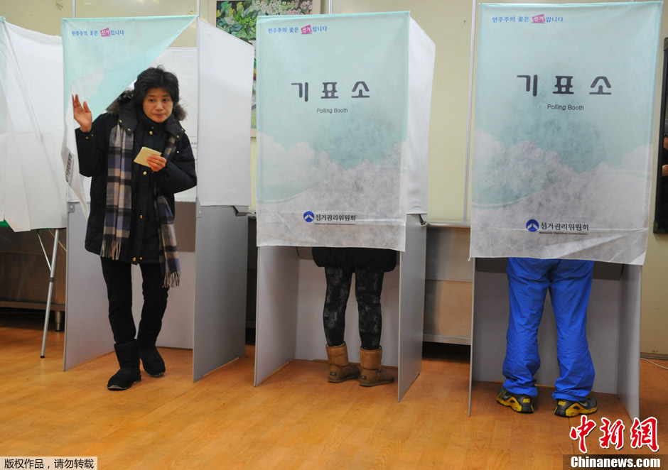 韩国总统大选投票开始 上演雌雄对决(组图)