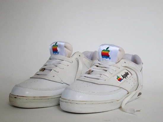 苹果公司90年代旧福利:自有品牌运动鞋