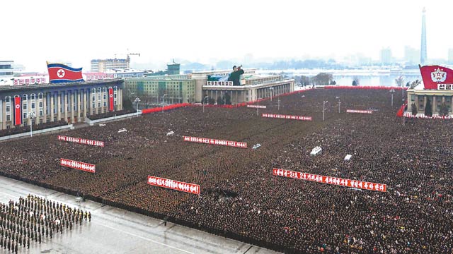 资料图：12月14日，朝鲜民众聚集在平壤金日成广场，庆祝朝鲜卫星发射成功。