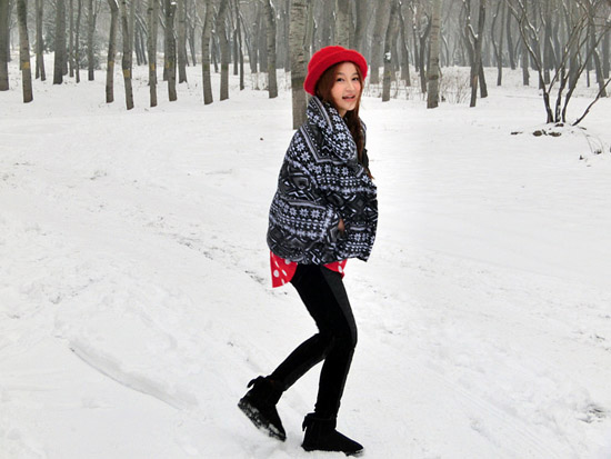 组图:赵晨妍晒雪地嬉戏照 甜美俏皮摆搞怪动作