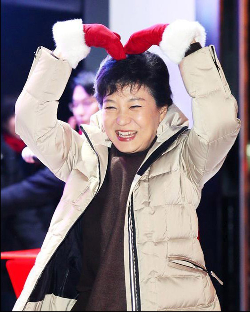 当地时间2012年11月29日，韩国仁川，总统候选人朴槿�{做心形造型。新华社发