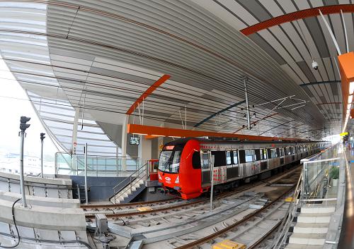 12月20日,地铁列车准备从重庆轨道交通线大学城车站驶出.