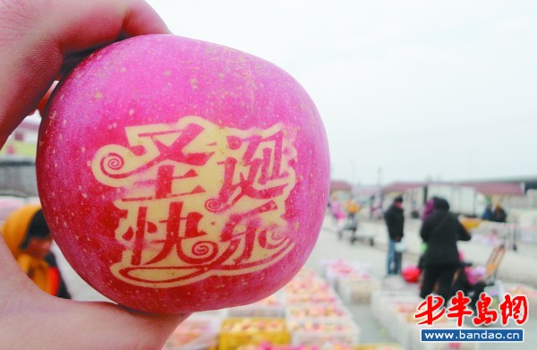 点击图片可在新窗口打开 一位市民正在挑选苹果。