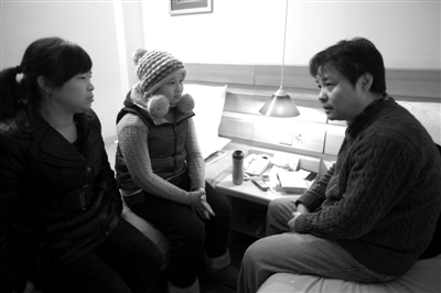 昨日，作家余华（右）到旅馆看望来京治病的白血病女孩宋静及其母亲。新京报实习生 翟超 摄