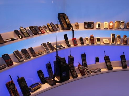 诺基亚休息室陈列了许多著名的手机。