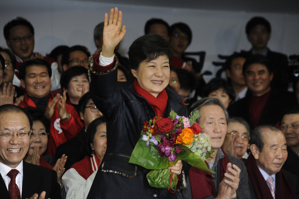 12月19日，在韩国首尔新国家党党部，朴槿惠向支持者招手示意感谢。2012韩国大选投票结束，朴槿�{在党总部庆祝赢得胜利，成为韩国首位女总统。新华社发