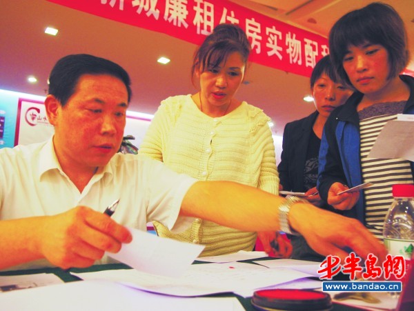 为进一步改善城乡居民住房条件,原胶南市将继续实施廉租房、城市经济适用房建设、农民经济适用房等保障性住房建设工程。明年计划建设廉租房100套 、5000平方米,城市经济适用房100套 、6000平方米,公共租赁住房1878套 、19.21万平方米,农民经济适用房1576套 、12.43万平方米,改造农村危房923户。 据了解,自2007年开始,黄岛区(原胶南区域)就持续加大廉租住房租赁住房补贴和保障性住房建设的资金投入。截至目前,该区域已投入住房保障资金累计 2.
