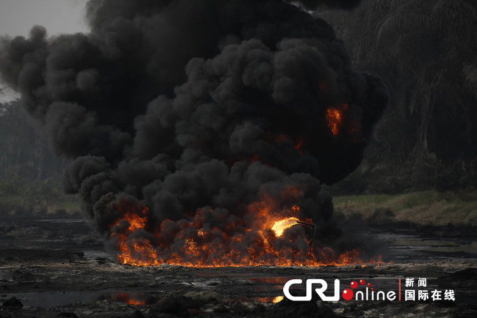 尼日利亚输油管道因窃贼偷油发生爆炸 现场黑烟滚滚(高清组图)