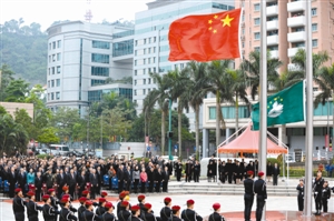 12月20日,澳门特别行政区政府在金莲花广场举行隆重的升国旗,区旗仪式