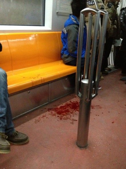 北京一20岁女孩疑因地铁抢座持刀划伤中年女子