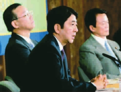 安倍晋三（中）将为谷垣祯一（左） 和麻生太郎安排内阁职位 图GJ