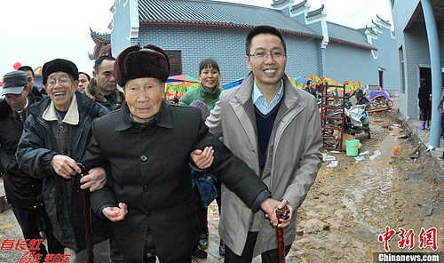 安仁县龙市乡新竣工的"农村老年人活动中心"里,当地打工仔龙仁福自费