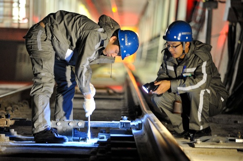(社会)(4)地下信号工 仔细守护地铁安全每一天