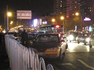 北京出租车司机频繁趴活儿拒载 一口价不打表