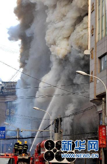 12月22日，消防人员在现场救援。当日凌晨4时30分许，陕西省延安市宝塔区国贸大厦发生火灾，人员伤亡不详。目前大楼里人员已基本疏散完毕，确认有一名保安在疏散群众时被困楼内。