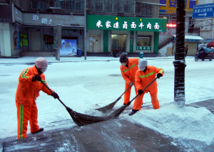 为了及时除雪保畅通,从昨日一大早开始,兰州市的环卫工人全部上街,手